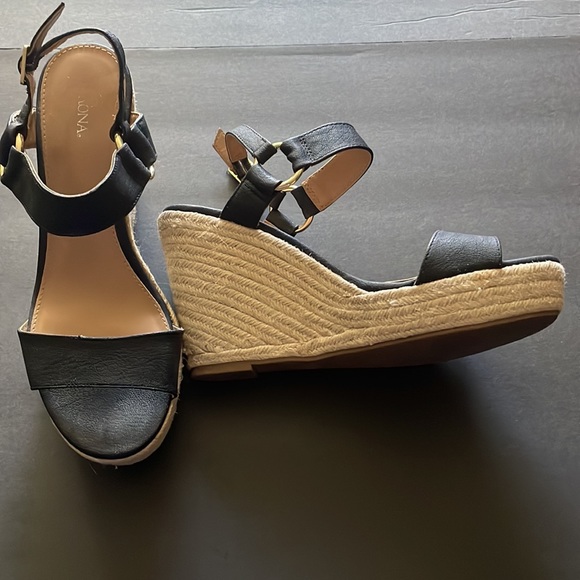 Women's Shoes - Picture 2 of 8